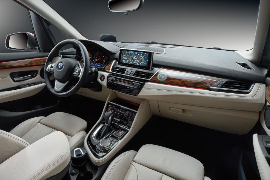 Торпедо BMW 220i Active Tourer Luxury Line 2016 года  (CN) (фото 31 из 34)